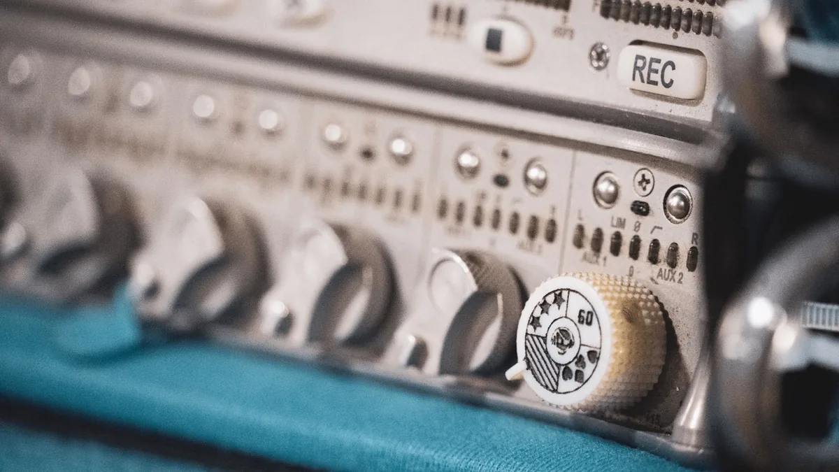 Location sound mixer