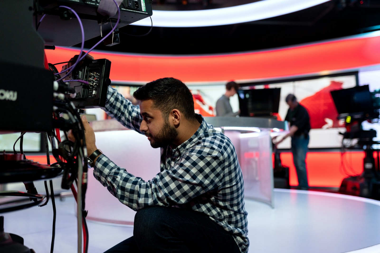 The Lifecycle of News Reporting